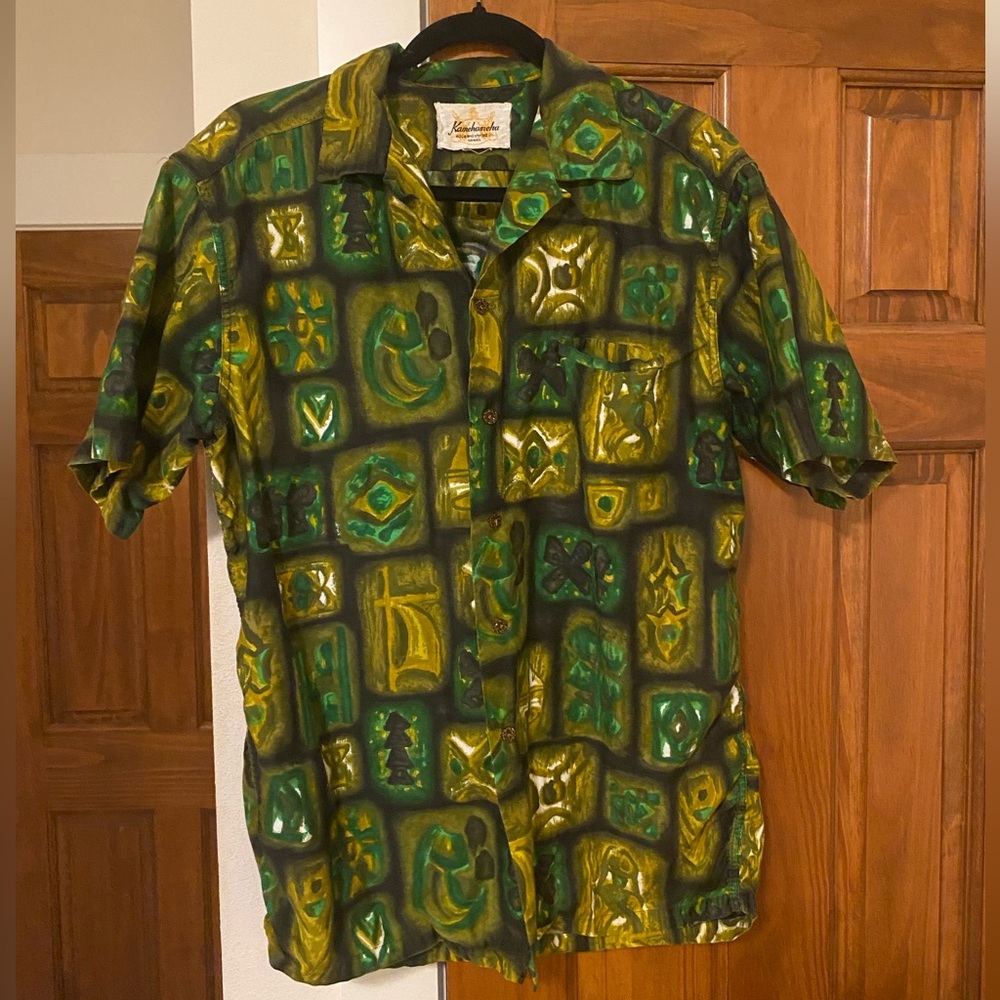 KAMEHAMEHA Hawaiian shirt made in Hawaii. Size M/S. Cotton family owned business